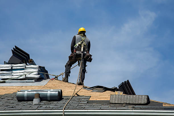 Professional Roofing technician working in Kirkland, IL